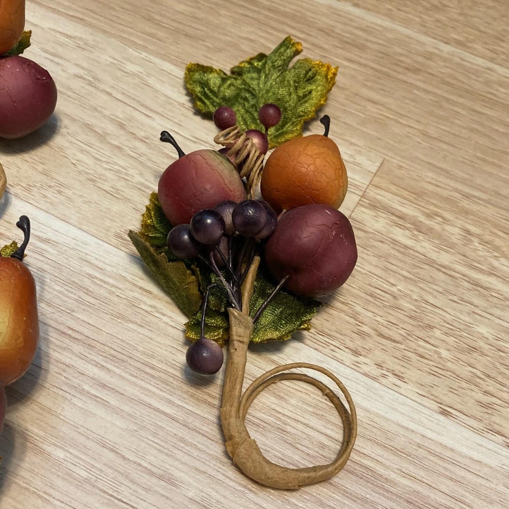 Set of 4 Napkin Rings - Picture 2 of 4
